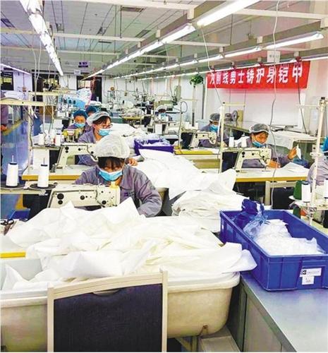北京邦维高科特种纺织品有限责任公司生产车间内,工人在生产可重复